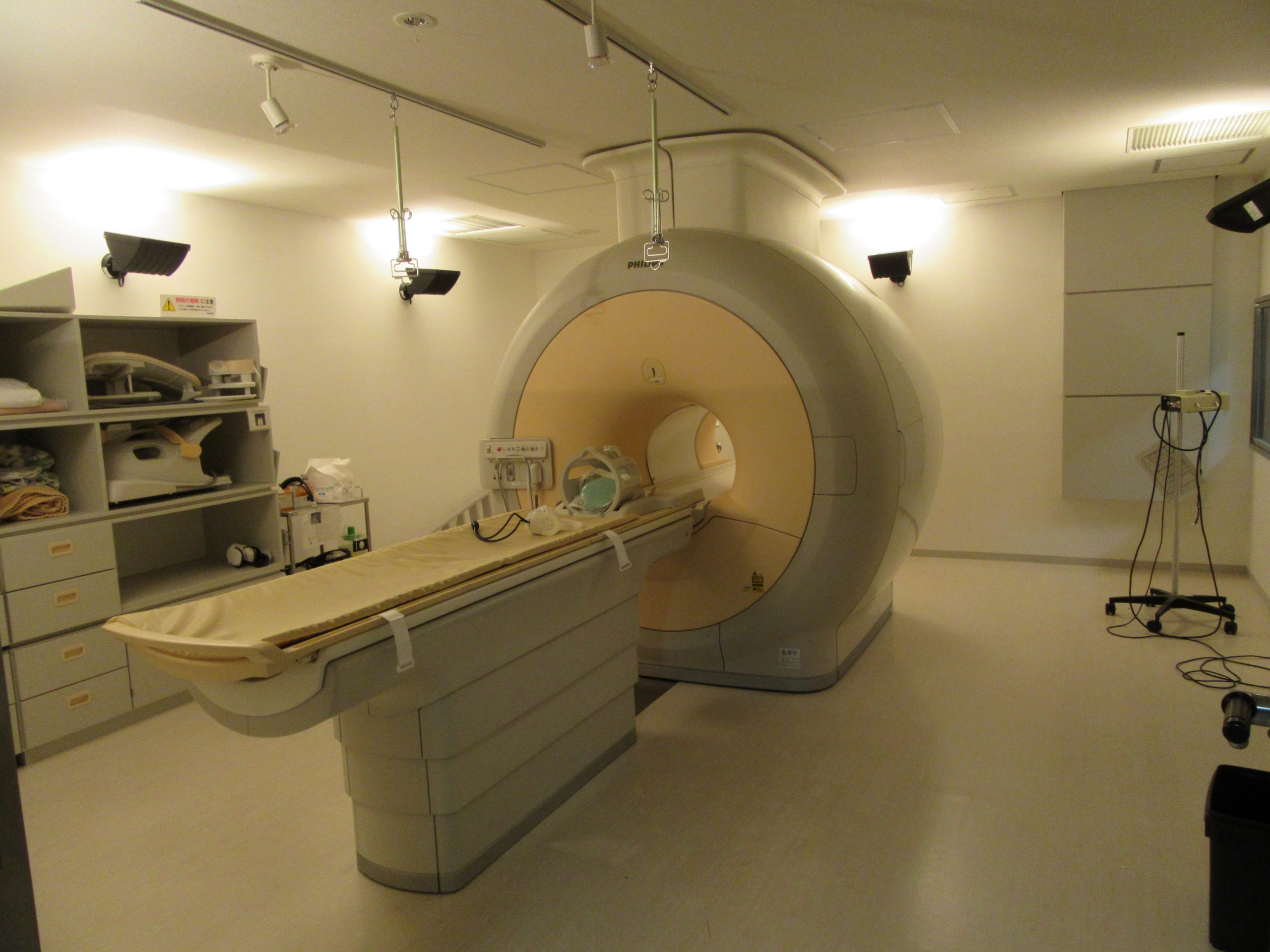 검사실에 설치된 MRI 장비와 촬영 테이블