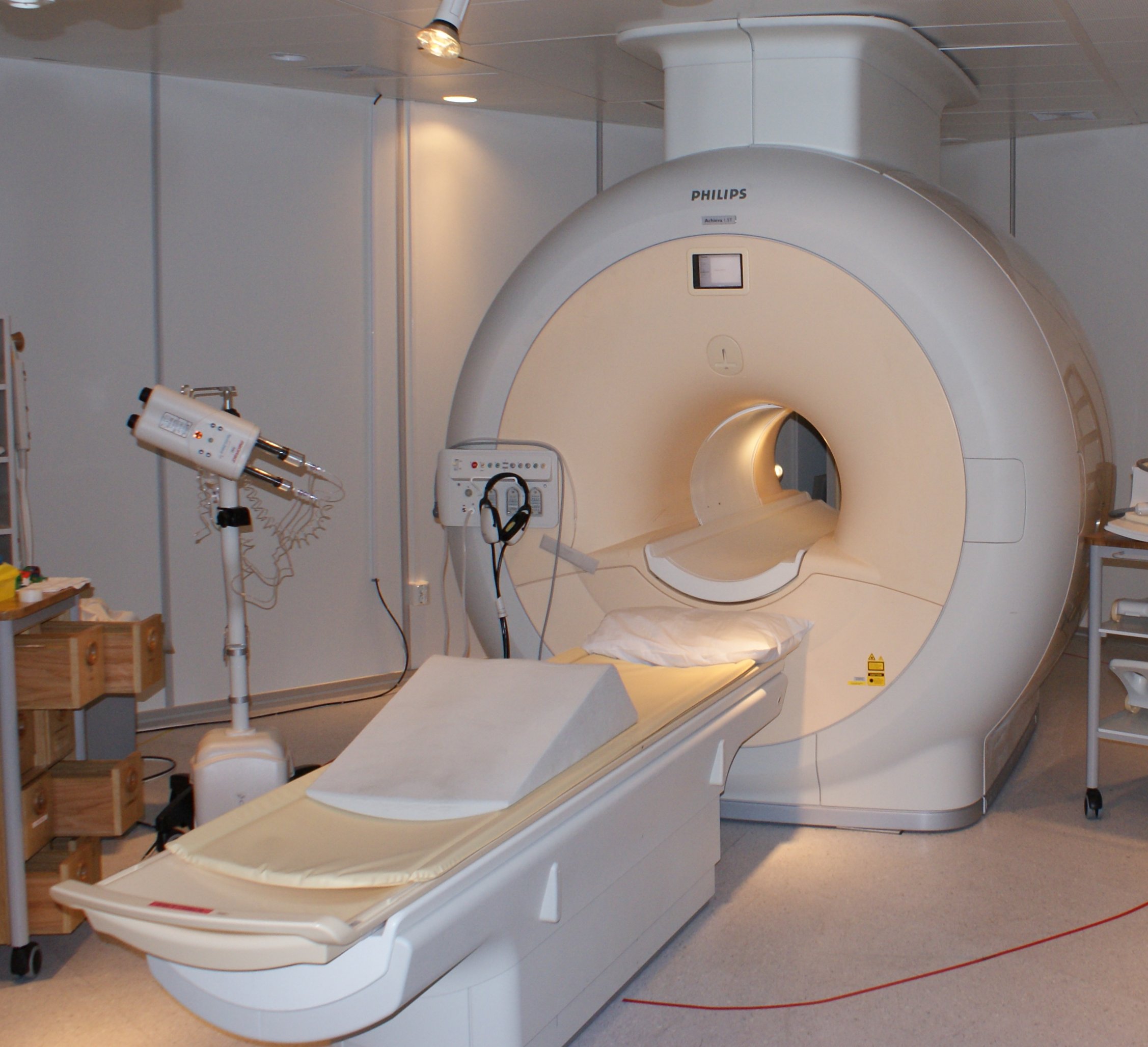 MRI 장비의 원형 입구와 검사대